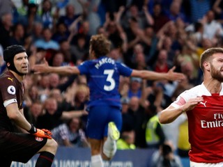 Nahnevaní Petr Čech a Shkodran Mustafi, za nimi sa raduje Marcos Alonso.