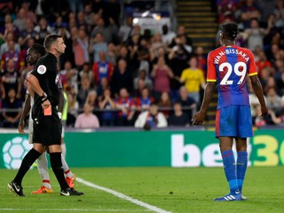Aaron Wan-Bissaka (vpravo) dostal v zápase červenú kartu.
