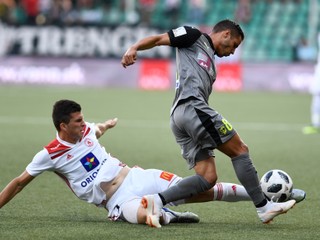 Trenčan Hamza Čatakovič a hosťujúci Acorán v súboji o loptu.