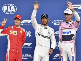 Trio najrýchlejších v kvalifikácii. Zľava Sebastian Vettel, Lewis Hamilton a Esteban Ocon.