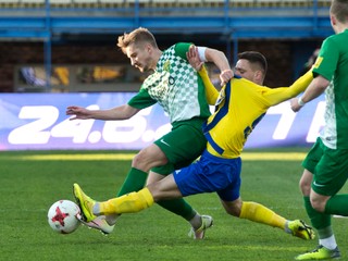 Žilinčan Michal Škvarka v súboji s protihráčom z Dunajskej Stredy.