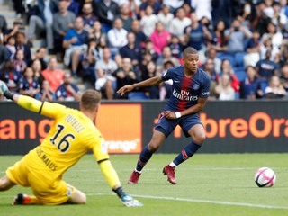 Brankár Angers Ludovic Butelle čelí Kylianovi Mbappemu.