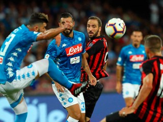 Útočník milánskeho AC Gonzalo Higuaín v obkľúčení hráčov Neapola.