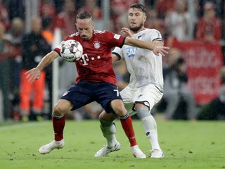 Franck Ribery v súboji s Erminom Bicakcicom z Hoffenheimu.