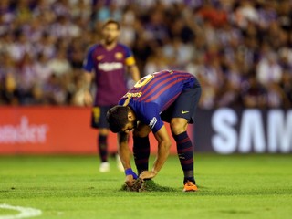 Luis Suárez opravuje časť trávnika.