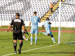 Slovanista Apau (vpravo) strieľa gól na 3:0.