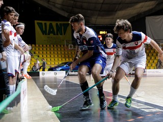 V najprestížnejšej kategórii elite tím triumfoval Imanust Floorball (v modrých dresoch).