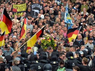 Neonacisti počas demonštrácie krajnej pravice v nemeckom meste Chemnitz.