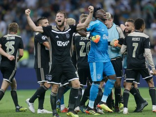 Ajax oslavuje postup do skupinovej fázy Ligy majstrov.