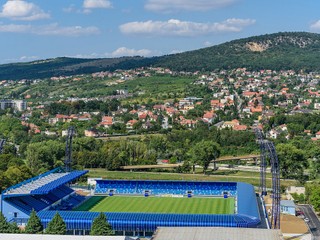 Štadión má kapacitu 7 480 miest.