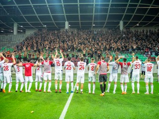 Hráči Spartaka Trnava sa radujú s fanúšikmi po skončení zápasu v Ľubľane.