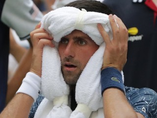 Novak Djokovič sa snaží schladiť počas zápasu na US Open. 