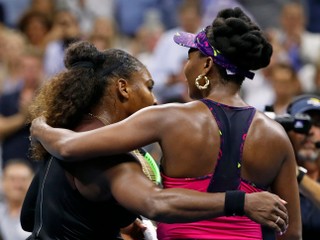 Serena Williamsová (vľavo) nedala svojej sestre Venus šancu.