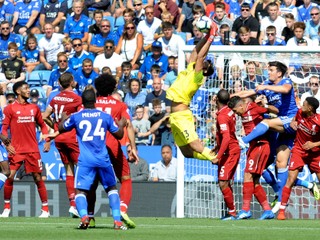 Brankár Liverpoolu Alisson zasahuje počas zápasu proti Leicesteru City.