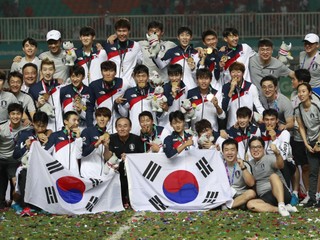 Futbalisti Južnej Kórey oslavujú víťazstvo na Ázijských hrách.