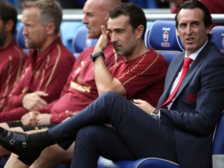 Tréner Arsenalu Unai Emery (vpravo) sleduje zápas.