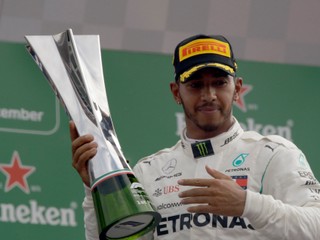 Lewis Hamilton s víťazným pohárom.
