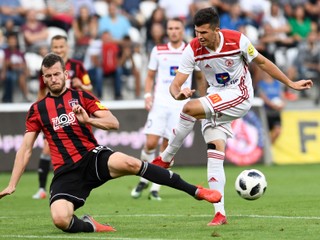 Ivan Hladík (vľavo) zo Spartaka Trnava blokuje strelu Hamzu Čatakoviča.