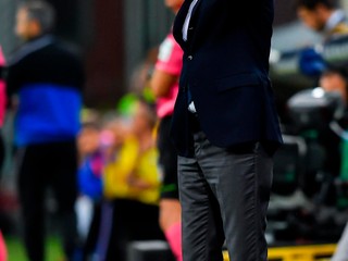 Tréner SSC Neapol Carlo Ancelotti rozdáva pokyny svojim zverencom.