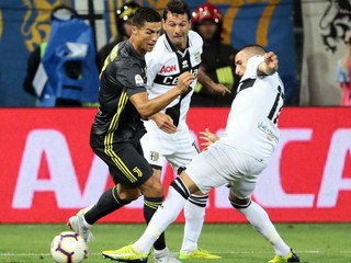 Cristiano Ronaldo v súboji s Antoninom Barillom (v strede) a Massimom Gobbim z Parmy. 
