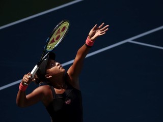 Naomi Osaková podáva na súperku Arinu Sobolenkovú.