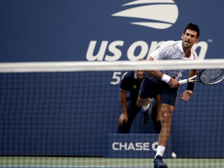 Novak Djokovič v zápase osemfinále proti Joaovi Sousovi.