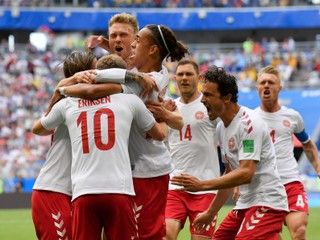 Dánski hráči oslavujú gól Christiana Eriksena v zápase základnej C-skupiny MS 2018 vo futbale Dánsko Austrália v Samare 21. júna 2018.