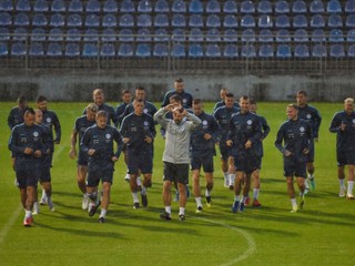 Slovenskí futbaloví reprezentanti počas tréningu pred stredajším prípravným zápasom proti Dánsku.