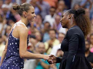 Serena Williamsová (vpravo) prijíma gratuláciu od Karolíny Plíškovej.