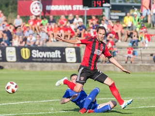 Marek Bakoš z FC Spartak Trnava (hore) a David Lenghart z FK Rača Bratislava.