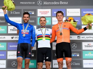 Víťaz Nino Schurter (uprostred), druhý Gerhard Kerschbaumer (vľavo) a tretí Holanďan Mathieu van der Poel.
