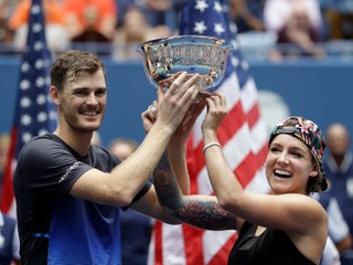 Americká tenistka Bethanie Matteková-Sandsová (vpravo) a Brit Jamie Murray - víťazi miešanej štvorhry US Open 2018.