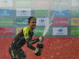 Simon Yates oslavuje triumf v 14. etape na Vuelta 2018.