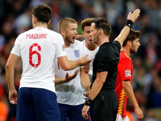 Anglickí futbalisti sa hádajú s rozhodcom.