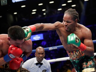 Shawn Porter (vpravo) udiera Dannyho Garciu.