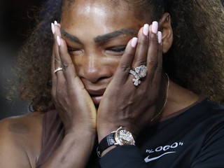 Serena Williamsová plače po finálovej prehre.
