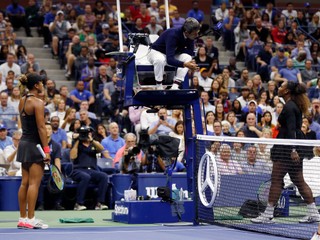 Serena Williamsová v hádke s rozhodcom počas finále US Open 2018.
