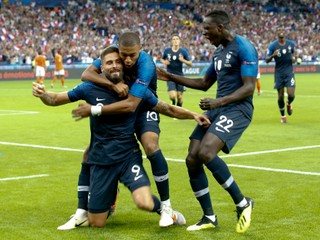 Francúzski futbalisti sa radujú po rozhodujúcom góle Oliviera Girouda.