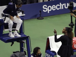 Serena Williamsová v diskusii s empajrovým rozhodcom Carlosom Ramosom v priebehu finále US Open 2018 