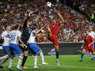 Portugaalčan Andre Silva v súboji s talianskou defenzívou.