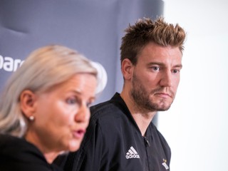 Nicklas Bendtner predstúpil pred novinárov aj spolu s výkonnou riaditeľkou Rosenborgu Tove Moe Dyrhaugovou.
