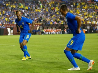 Neymar (vľavo) a jeho reprezentačný spoluhráč Richarlison.