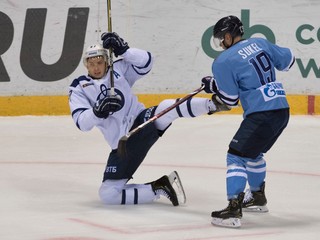 Slovanista Matúš Sukeľ (vpravo) a Vadim Šipačov v súboji o puk.