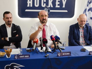 Zľava výkonný riaditeľ HK Poprad Ľudovít Jurinyi, čestný prezident HK Poprad Jan Telensky a konateľ HK Poprad Neklan Herold.
