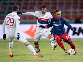 Hráč CSKA Bibras Natcho (vpravo) v súboji s Jeremym Morelom (uprostred) a  Lucasom Tousartom z Lyonu.