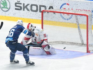 Róbert Lantoši strieľa úvodný gól zápasu.