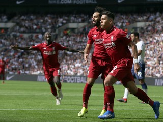 Futbalisti Liverpoolu sa radujú po jednom z gólov.