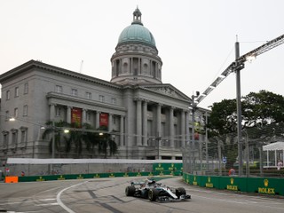 Lewis Hamilton počas kvalifikácie na Veľkú cenu Singapuru.