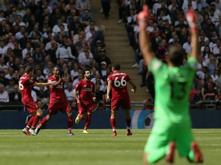 Futbalisti FC Liverpool sa radujú po jednom z gólov.