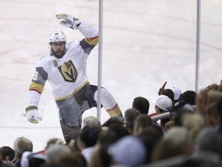 Alex Tuch sa teší z gólu proti Winnipegu Jets.